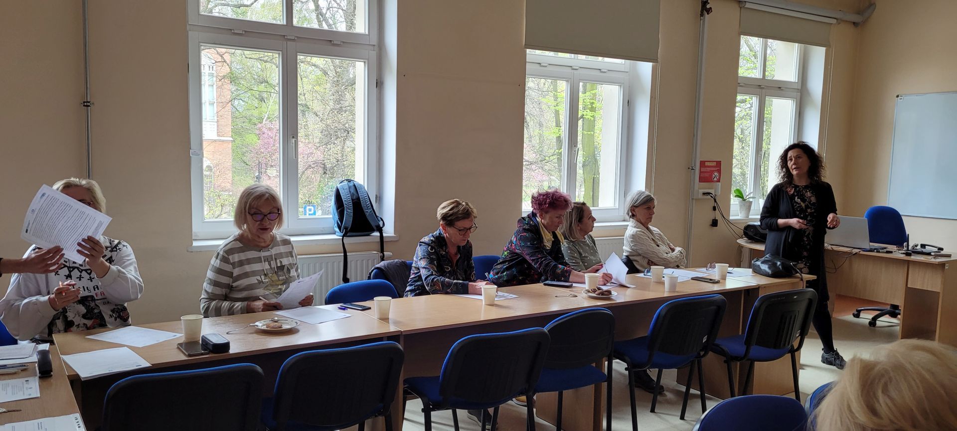 Na zdjęciu jest 6 uczestniczek projektu "Z Erasmusem po Europie, sopoccy seniorzy w Hiszpanii" 4 z nich robią notatki. Pozostałe dwie słuchają wykładu.